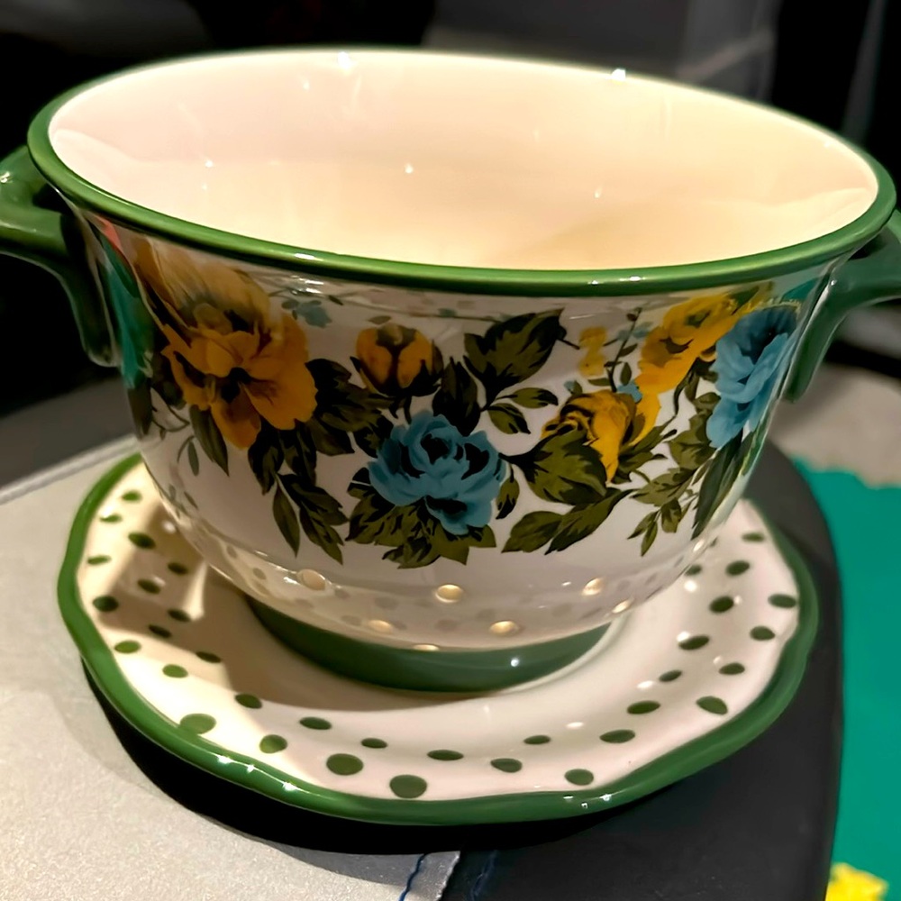 Pioneer woman Berry Bowl